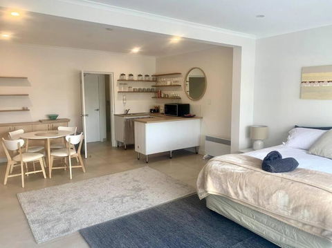 Adorable Studio Next To Cafe, Walk To Beach! - Broome Tourism 3