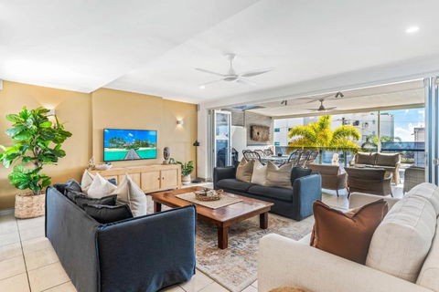 Alex Beach House, 100 Steps To The Sand, With Ocean Views - Broome Tourism 4