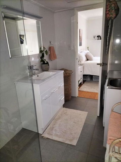 All The Comforts By The Lake - Broome Tourism 3