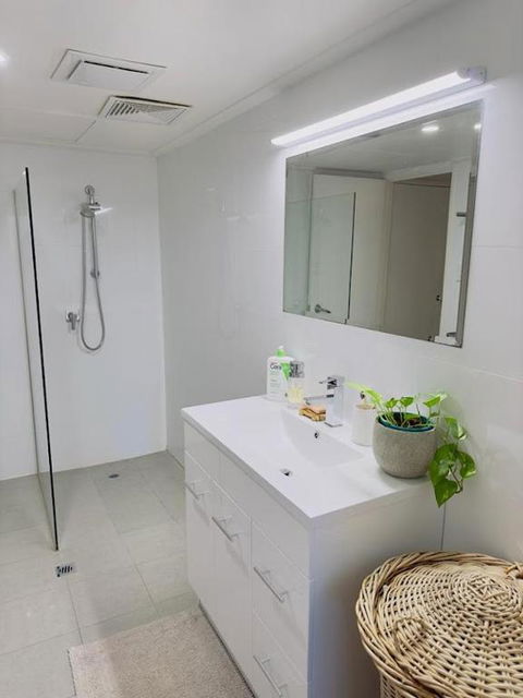 All The Comforts By The Lake - Broome Tourism 4