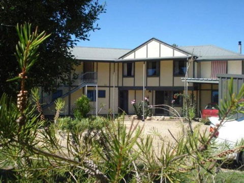 Alpzview Guesthouse - Broome Tourism 0