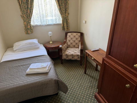 American Hotel Creswick - Broome Tourism 3