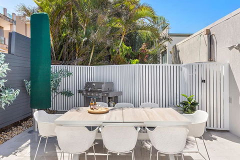 An Oasis By The Beach With Ocean Views Daybed BBQ - Broome Tourism 4
