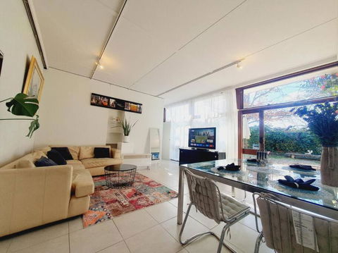 Architectural Bright Open 2B&1B Home With A Private Garden At Yarralumla - Broome Tourism 3