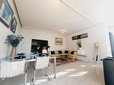 Architectural Bright Open 2B&1B Home With A Private Garden At Yarralumla - Broome Tourism 4
