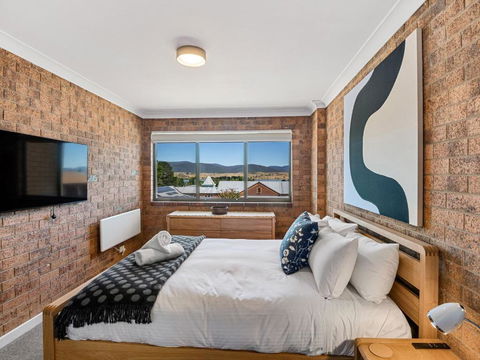 Astrids At Central Park - 2BR L Lake & Mountain Views L Central Location L WiFi - Broome Tourism 3