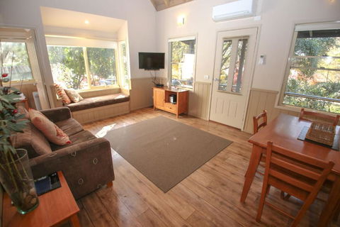 Autumn Leaf Cottage 1 - Broome Tourism 1