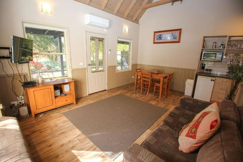 Autumn Leaf Cottage 1 - Broome Tourism 3