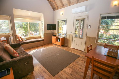Autumn Leaf Cottage 1 - Broome Tourism 4