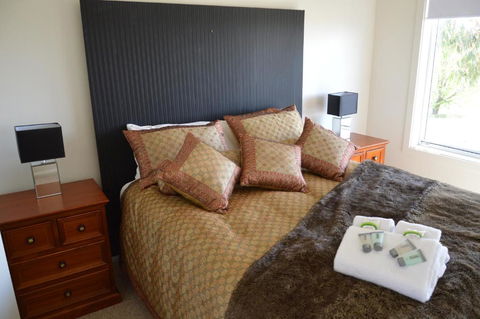 BATHURST GOLDFIELDS RESIDENCE On MOUNT PANORAMA - Broome Tourism 0