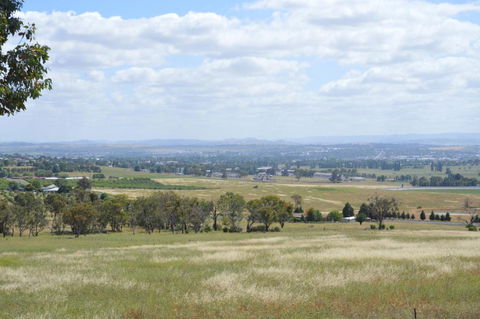 BATHURST GOLDFIELDS RESIDENCE On MOUNT PANORAMA - Broome Tourism 1