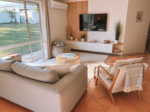 BEACH 400m, Big Yard, Playroom, Perfect For Families, Couples, Digital Nomads - Broome Tourism 1