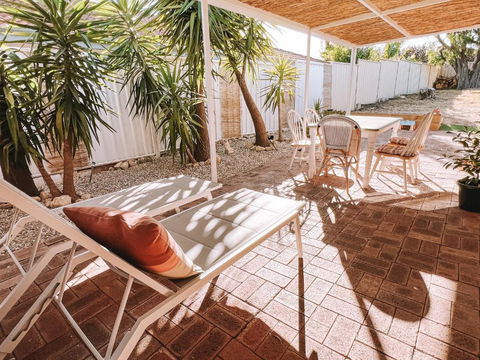 BEACH 400m, Big Yard, Playroom, Perfect For Families, Couples, Digital Nomads - Broome Tourism 2