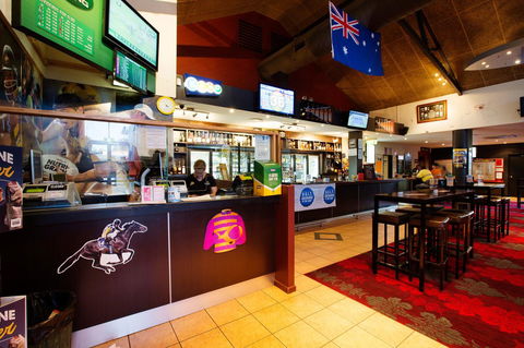 Glenmore Tavern - Broome Tourism 21