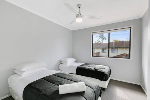 Fountain View Estate - We Accommodate - Broome Tourism 0