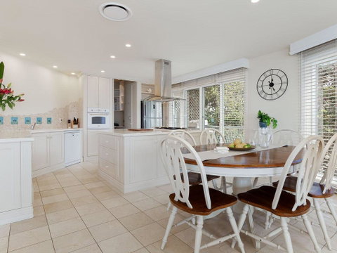 'Baylife Villa' 4a Warruga St - Large Home With WIFI, Netflix, Aircon, Linen & Spectacular Views - Broome Tourism 3