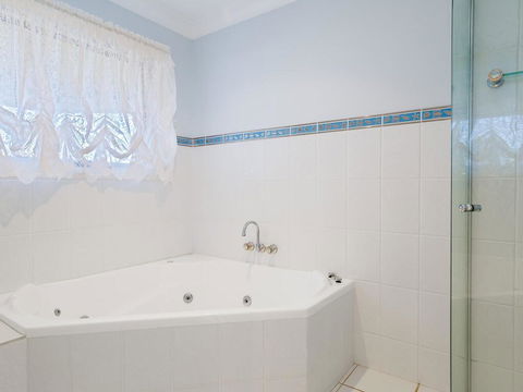 'GrandView', 10 Grandview Close - Huge House With Water Views, Aircon, WIFI, Netflix, Foxtel & Billiard Table - Broome Tourism 2