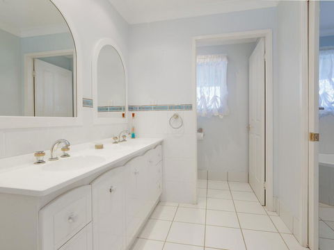 'GrandView', 10 Grandview Close - Huge House With Water Views, Aircon, WIFI, Netflix, Foxtel & Billiard Table - Broome Tourism 3