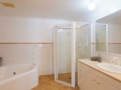 1 'Peninsula Waters', 2-4 Soldiers Point Road - Aircon, Pool & Massive Outdoor Area - Broome Tourism 2