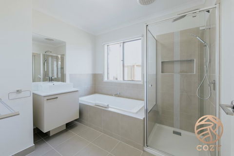 118 Refreshing 3BR Werribee Family House - Broome Tourism 1