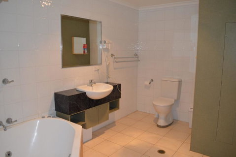 18 Lakeview Plaza - Broome Tourism 3