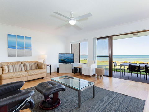 2 'The Pelicans' 53 Soldiers Point Road - Ground Floor Unit On The Waterfront - Broome Tourism 2