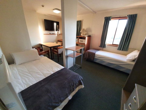 2 Lakeview Plaza - Broome Tourism 0