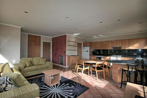 2 Munyang Street, Jindabyne - Broome Tourism 0