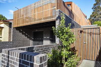 3-Bed House With Rooftop and Parking Near Yarra Park