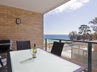 4 'Shoreline' 7 Victoria Parade - views over Fly Point and Marina