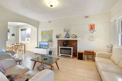 4 MONTROSE AVE - Retro Home In The Heart Of Town - Broome Tourism 0