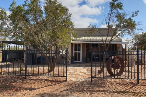 A Real Bush Retreat. Kangas, Emus & Starry Skies. - Broome Tourism 0