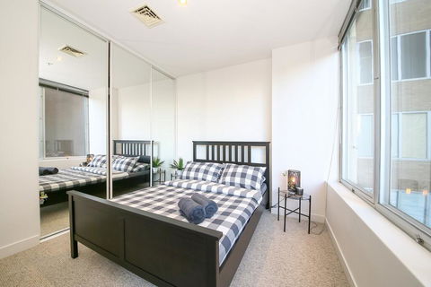 A Spacious & Central 2BR Apt Near Flinders Station - Broome Tourism 1