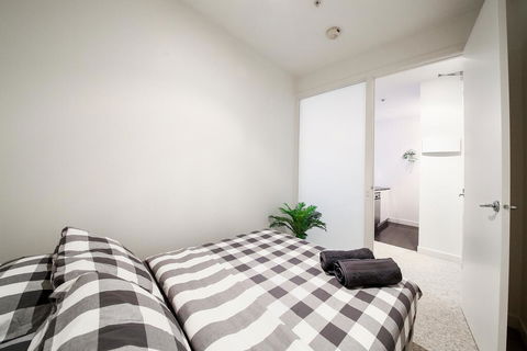 A Spacious & Central 2BR Apt Near Flinders Station - Broome Tourism 3