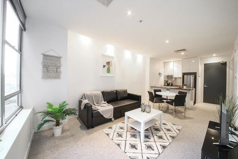 A Spacious & Central 2BR Apt Near Flinders Station - Broome Tourism 0