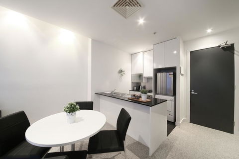 A Spacious & Central 2BR Apt Near Flinders Station - Broome Tourism 2