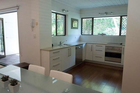 Absolute Beachfront - Mooloolaba - Broome Tourism 3