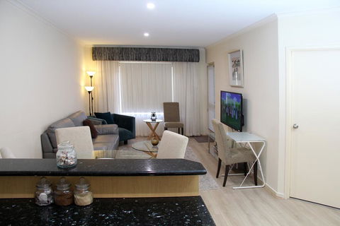 ADELAIDE CBD APARTMENT - 3BR, 2BATH & CARPARK - Broome Tourism 0