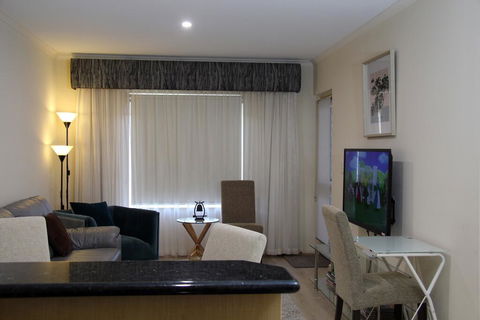 ADELAIDE CBD APARTMENT - 3BR, 2BATH & CARPARK - Broome Tourism 1