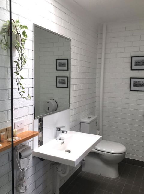 Gin Gin Village Motor Inn Motel QLD - Broome Tourism 4