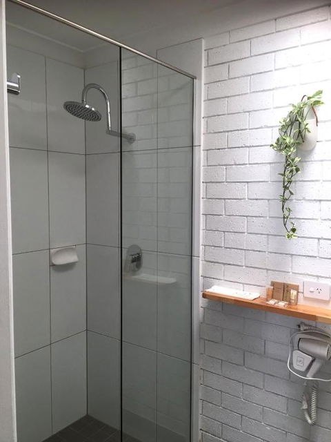 Gin Gin Village Motor Inn Motel QLD - Broome Tourism 3