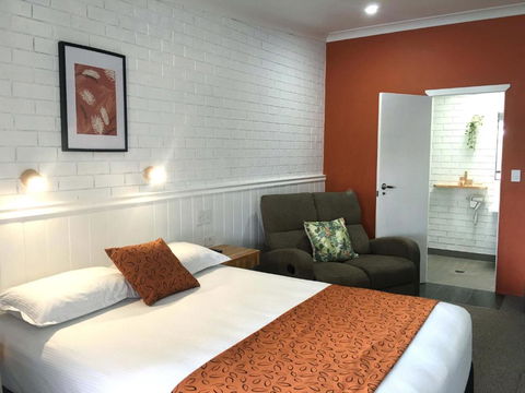 Gin Gin Village Motor Inn Motel QLD - Broome Tourism 0