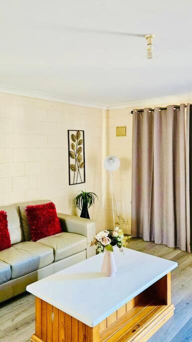 Golden Patch Retreat, Kalgoorlie - Broome Tourism 0