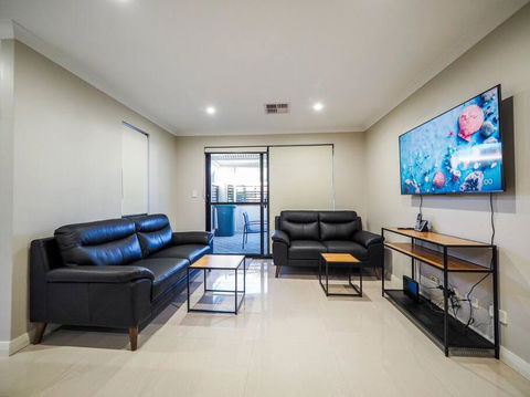Gorgeous Family House Near Shops - Broome Tourism 1