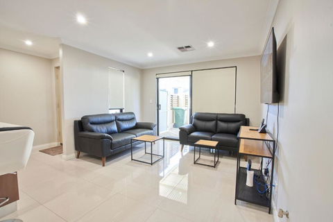 Gorgeous Family House Near Shops - Broome Tourism 3