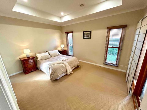 Grand Retreat In Peaceful Street - Broome Tourism 3