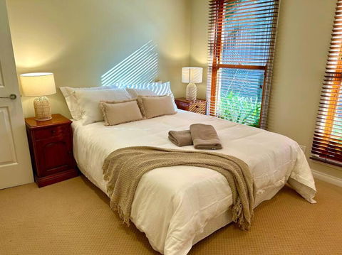 Grand Retreat In Peaceful Street - Broome Tourism 4