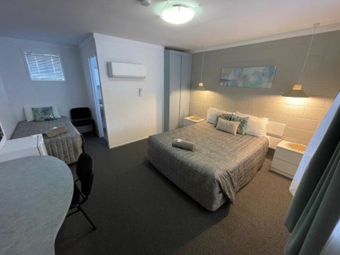 Hatton Vale Motel - Broome Tourism 0