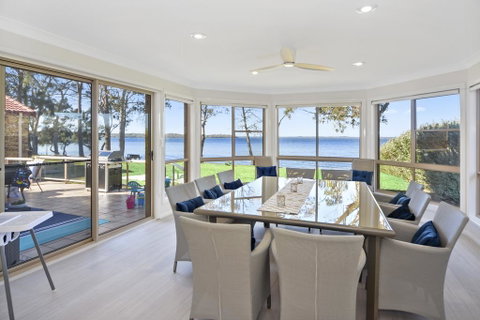 Adrift Retreat - St Georges Basin Waterfront Home - Broome Tourism 2