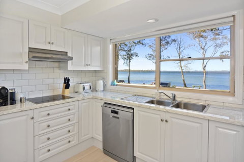 Adrift Retreat - St Georges Basin Waterfront Home - Broome Tourism 3